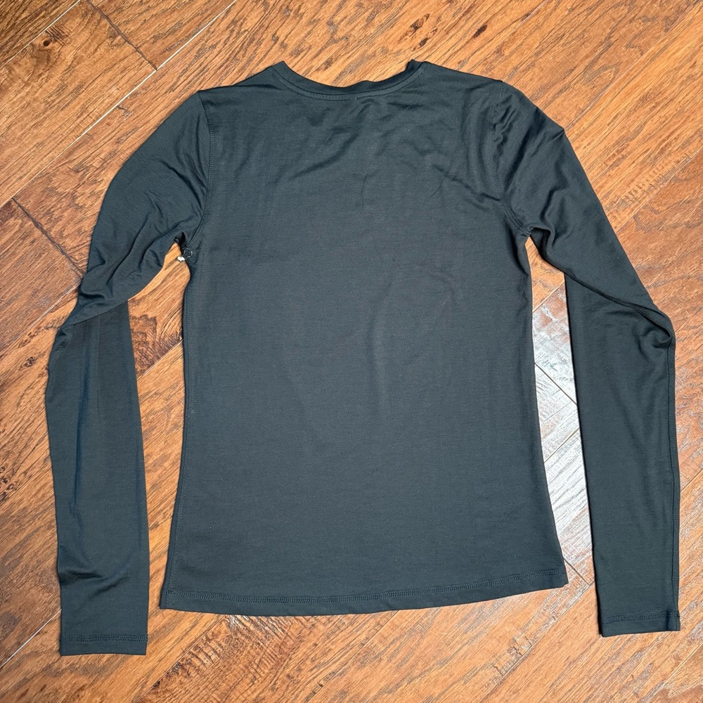 VUORI Lux Crew Long Sleeve Fitted Tee, Size S - Picture 3 of 6